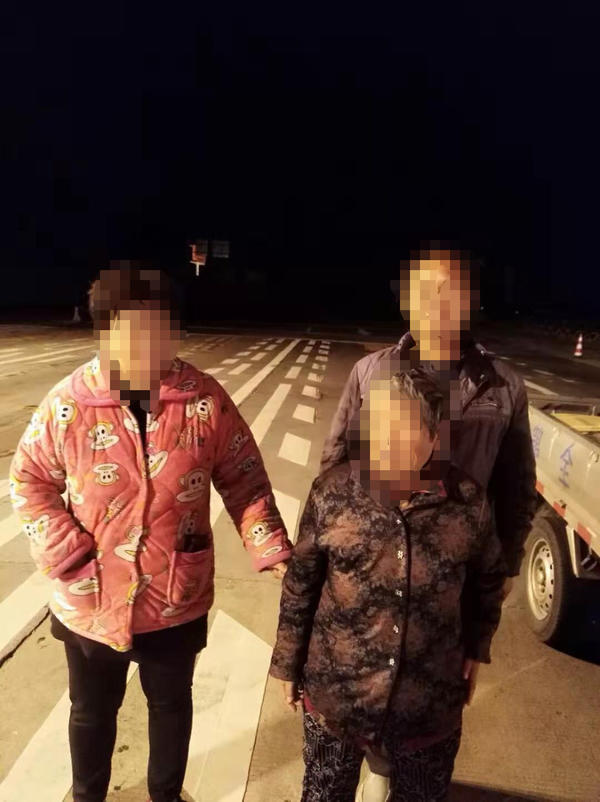 七旬老太深夜高速上迷路 民警忙碌俩小时送其回家-大河网